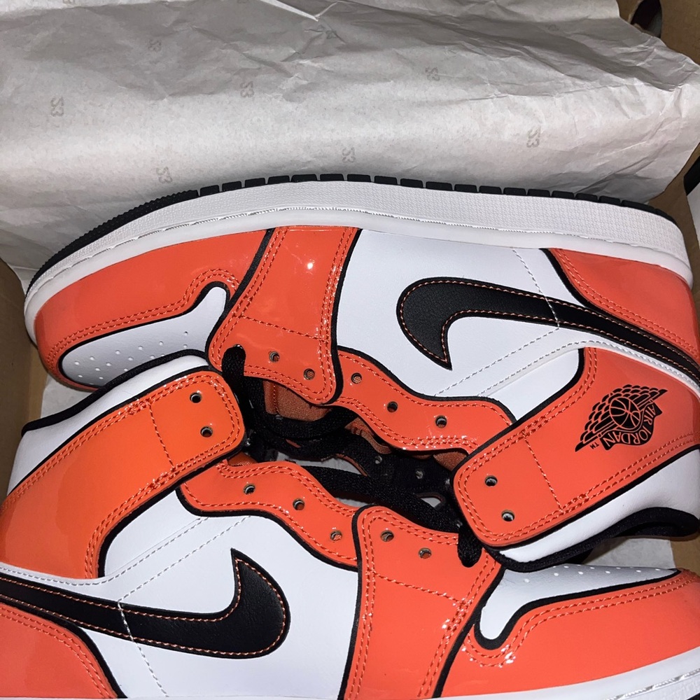 AIR JORDAN 1 MID SIZE 8M or 9.5W